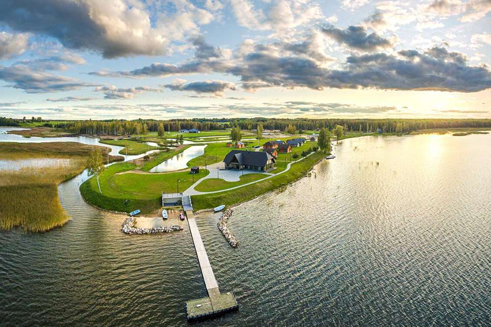 Комплекс Dzerkaļi на побережье озера Цирма