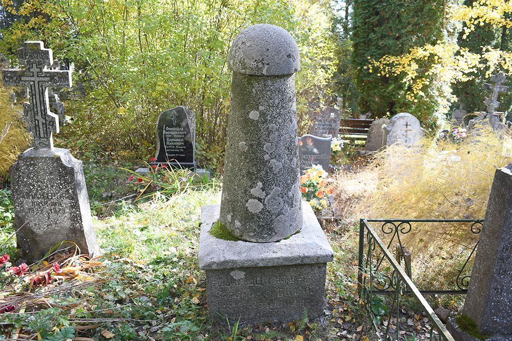 Надгробие необычной формы